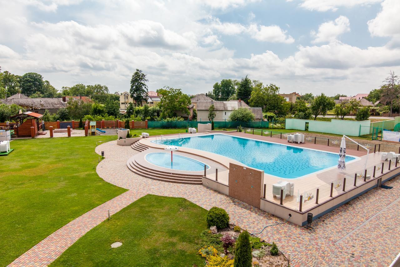 Zinedine Sport-Hotel Uzhhorod Exterior foto
